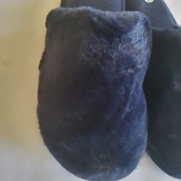 New Isotoner Cozy Fuzzy Slippers Slides in Dark Blue Size 7 - Picture 4 of 12